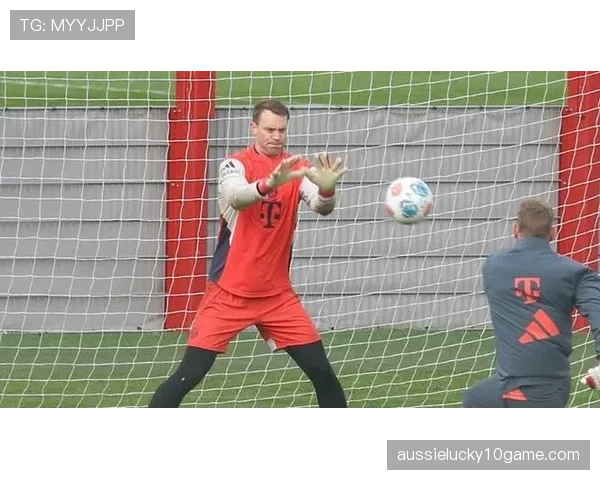 特写:诺伊尔在训练中频繁参与后场出球,拜仁门卫角色已成常态